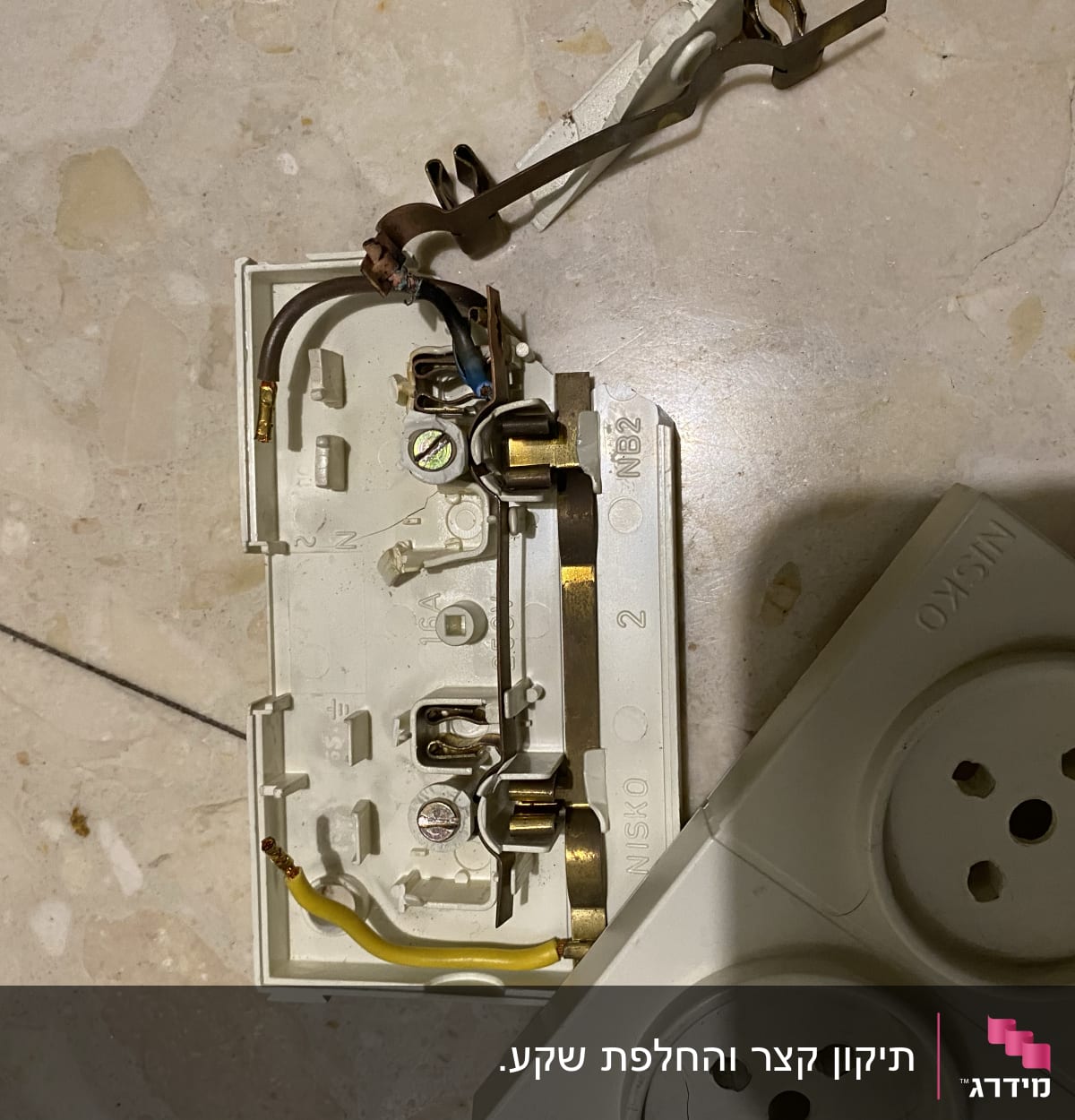 שקע חשמלי פתוח עם חוטים חשופים וחיבורים